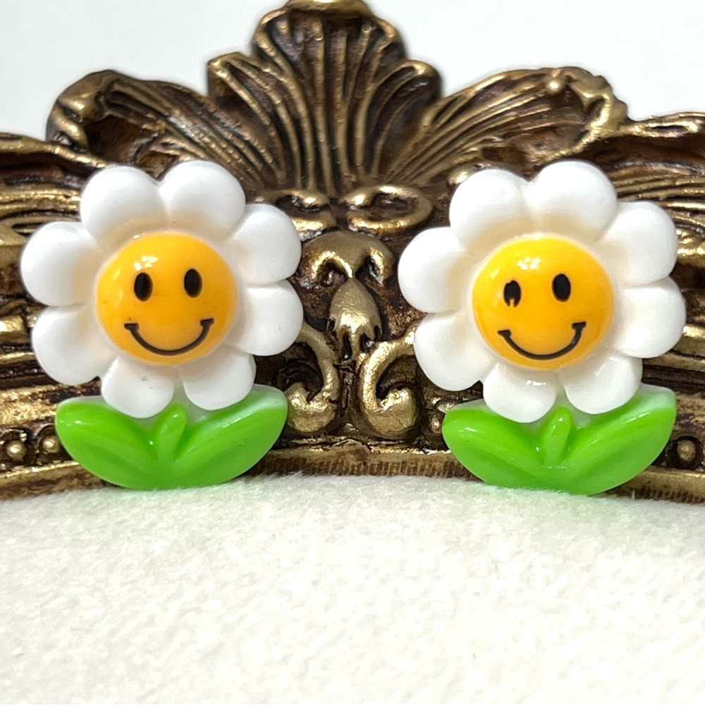 Kawaii Smiley Daisy Stud Earrings